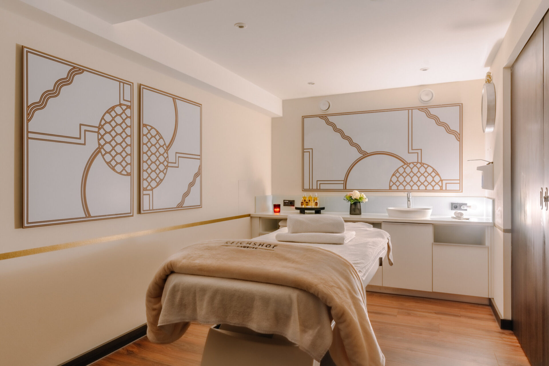 Spa treatment room at Reichshof Hamburg