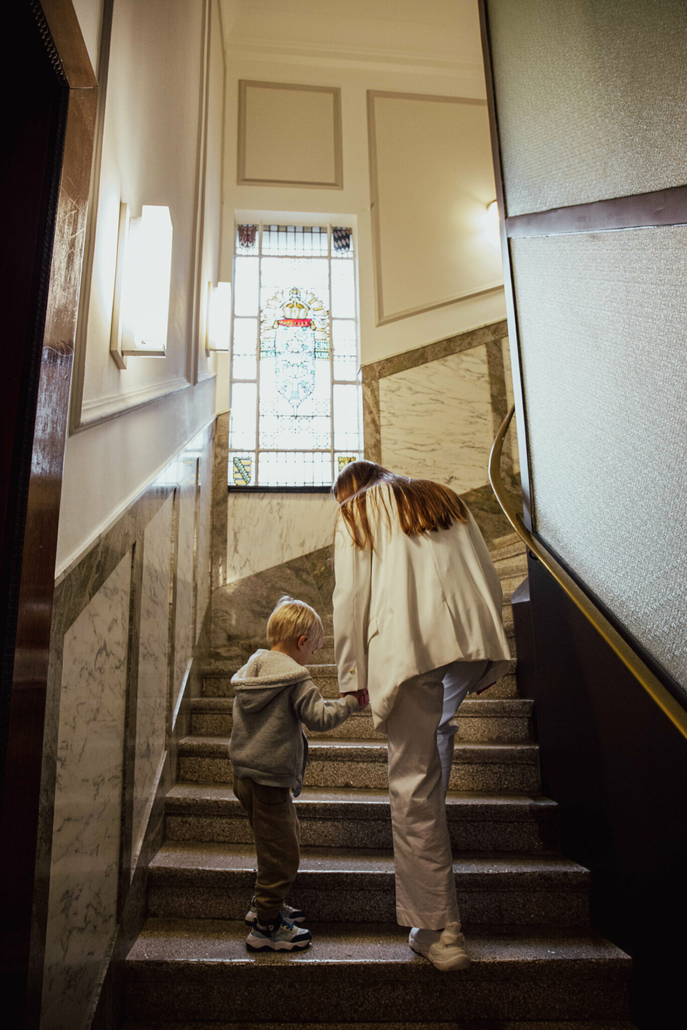 Frau mit Kind auf Treppe