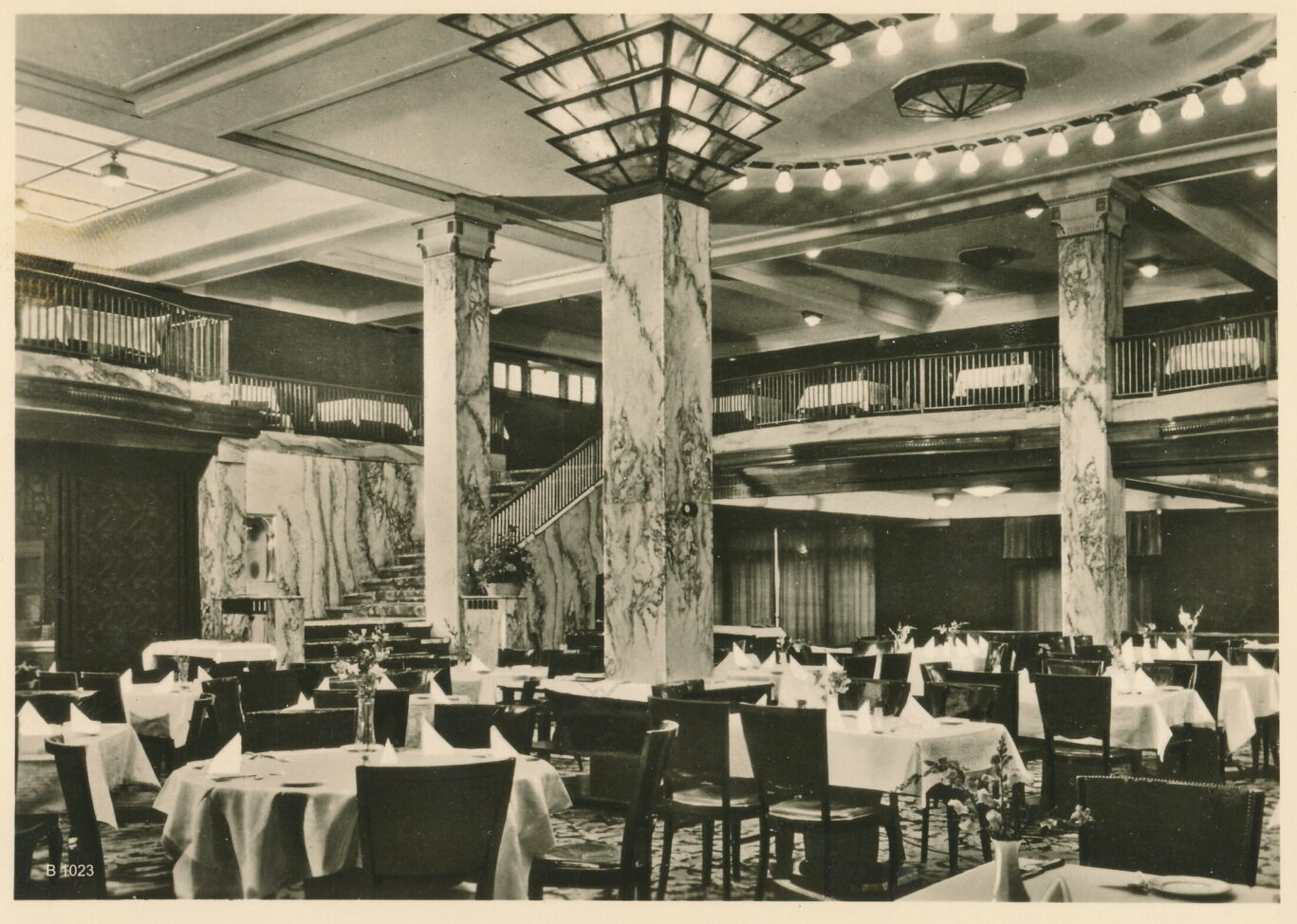 The restaurant of Reichshof Hamburg around 1935