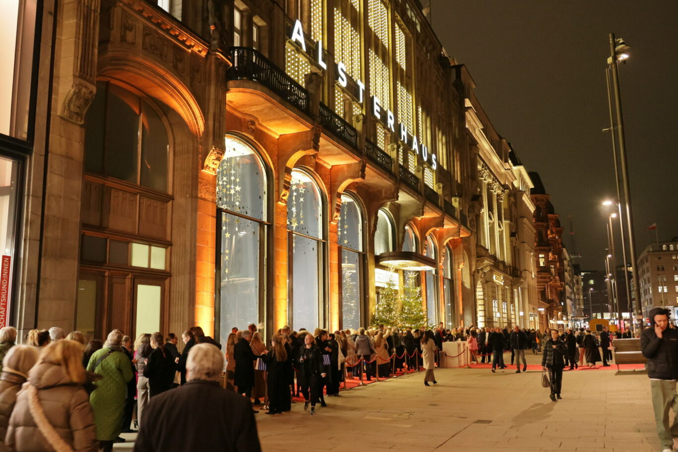 Schlangen vor dem Alsterhaus Christmas Shopping
