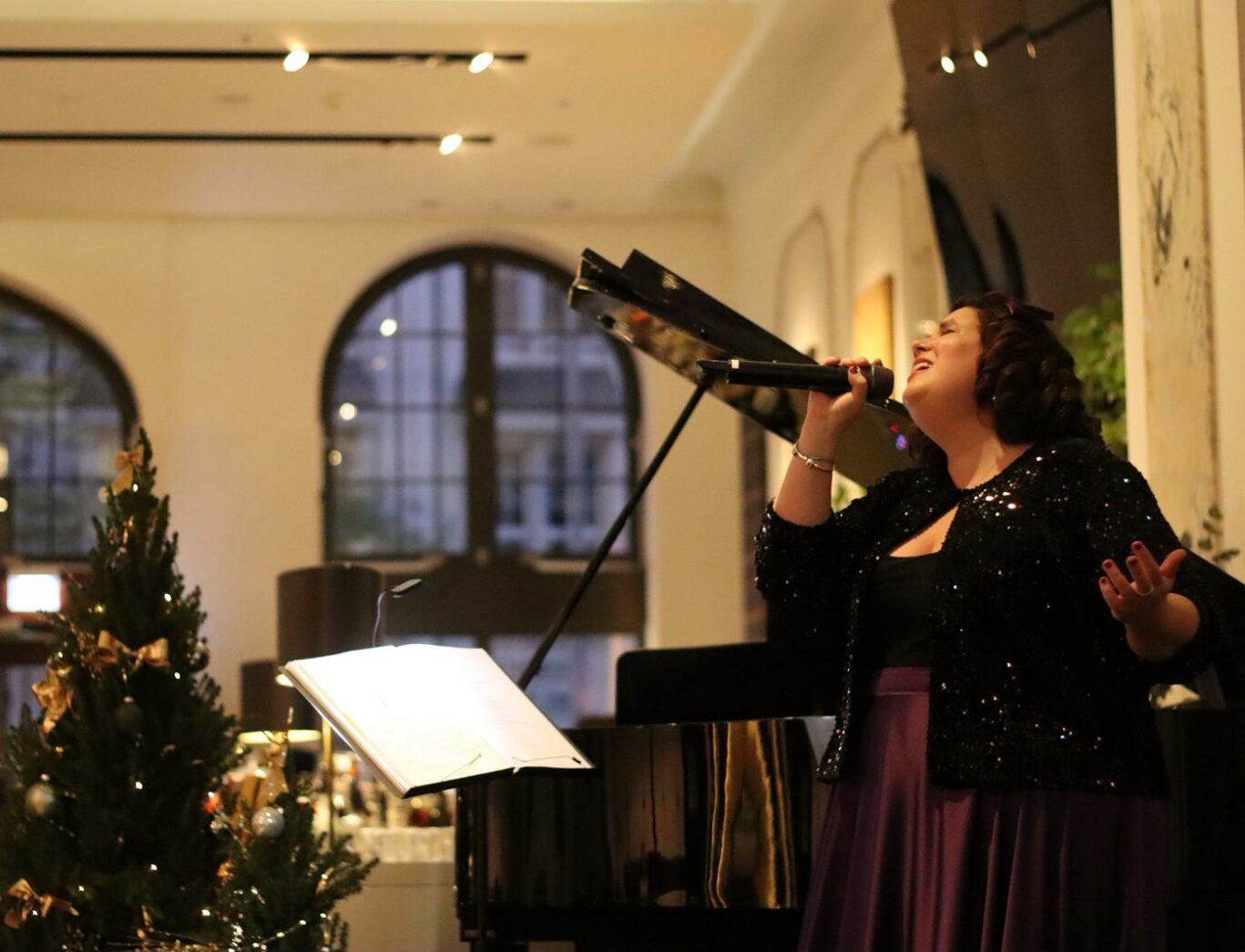 Tonia sing Weihnachtskonzert in der Hotellobby / Tonia singing a Christmas concert at the hotels lobby
