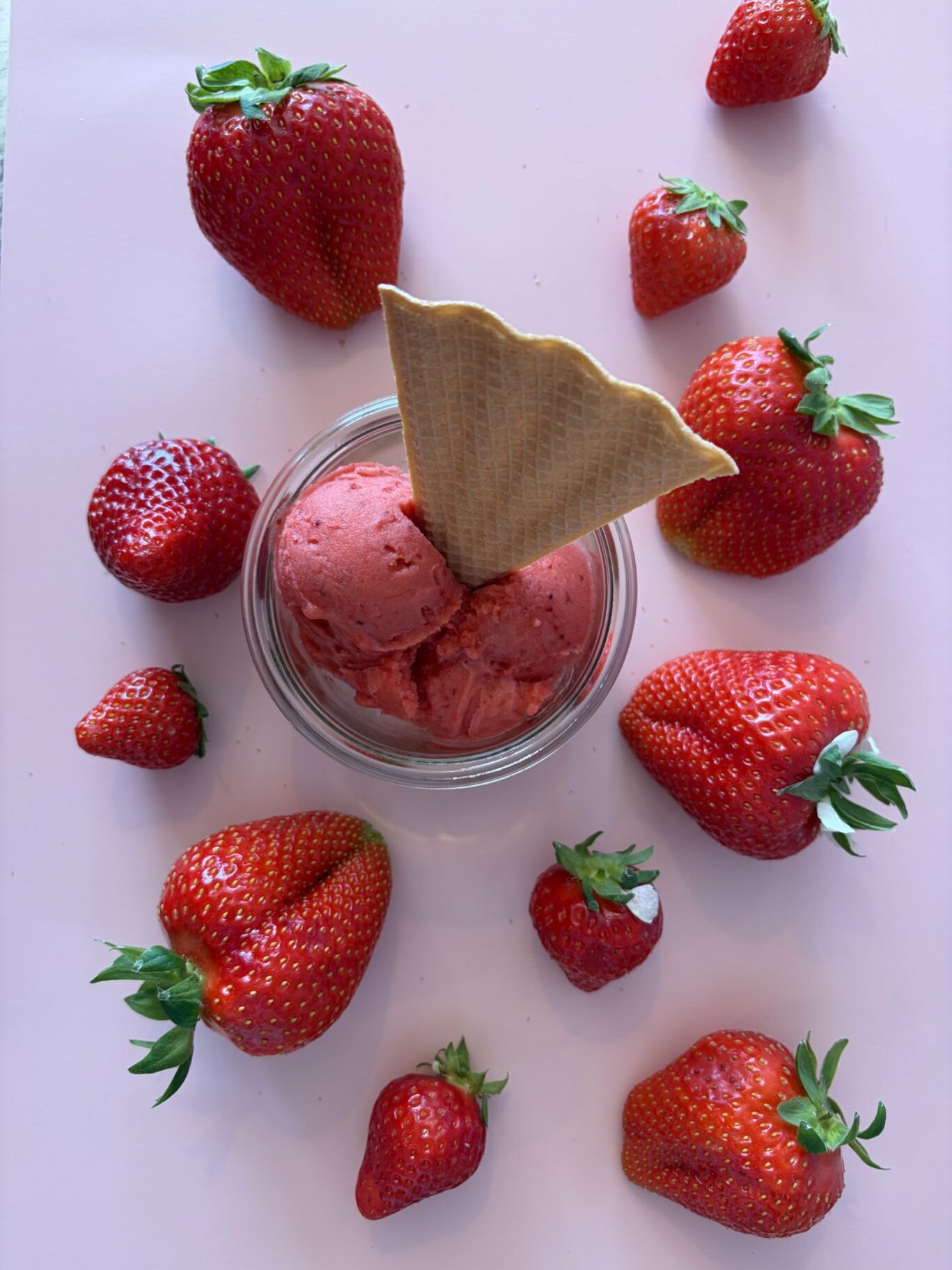 Erdbeereis umgeben von Erdbeeren