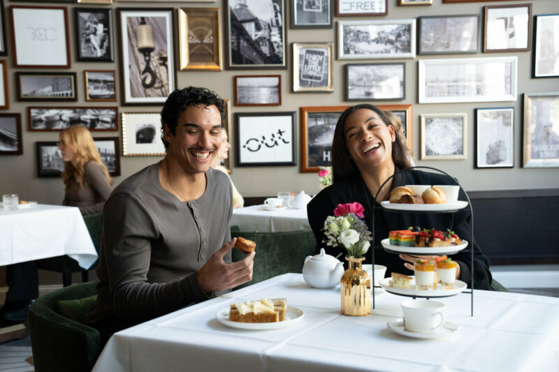 Gäste genießen Afternoon Tea im EMIL'S