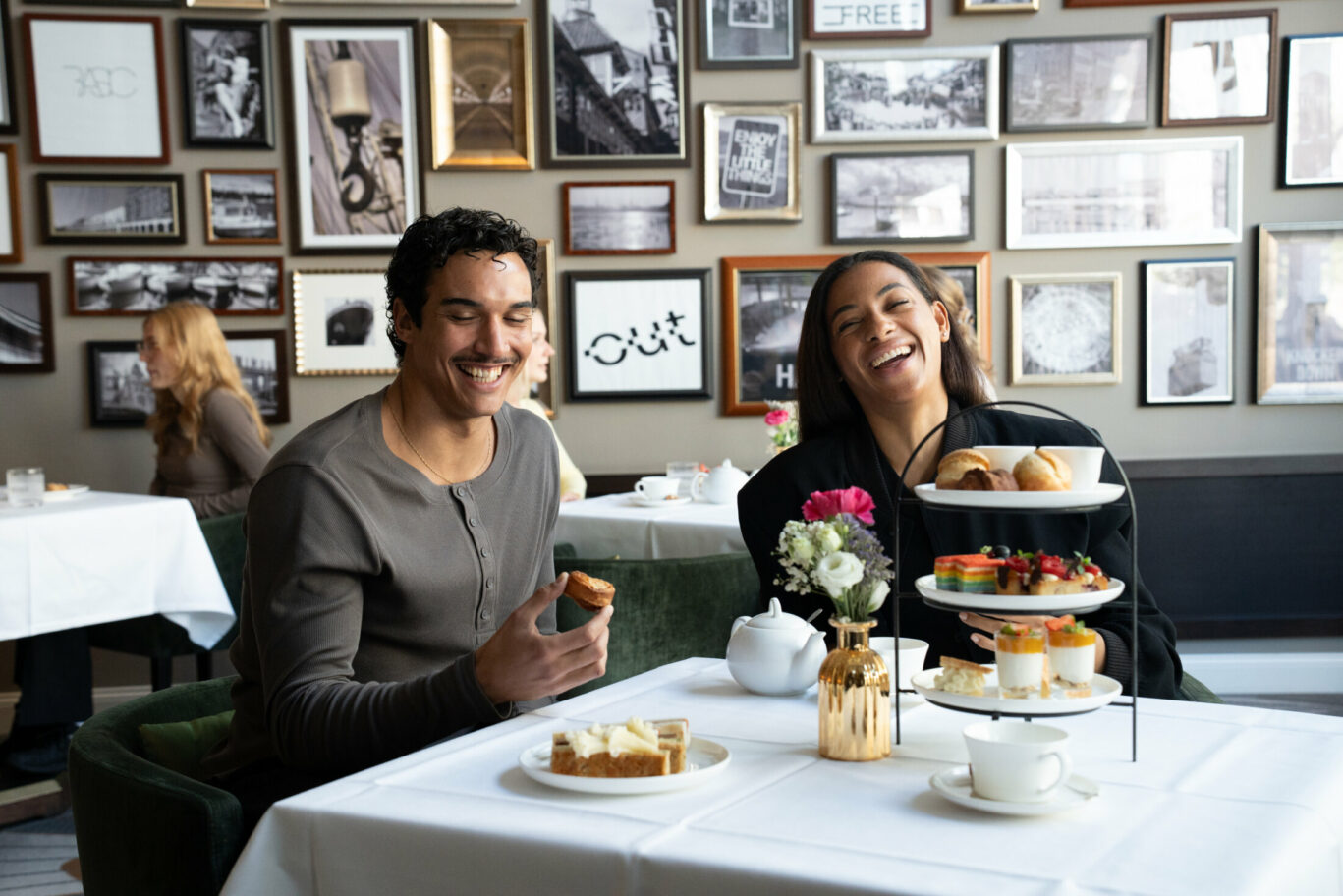 Gäste genießen Afternoon tea im EMIL'S