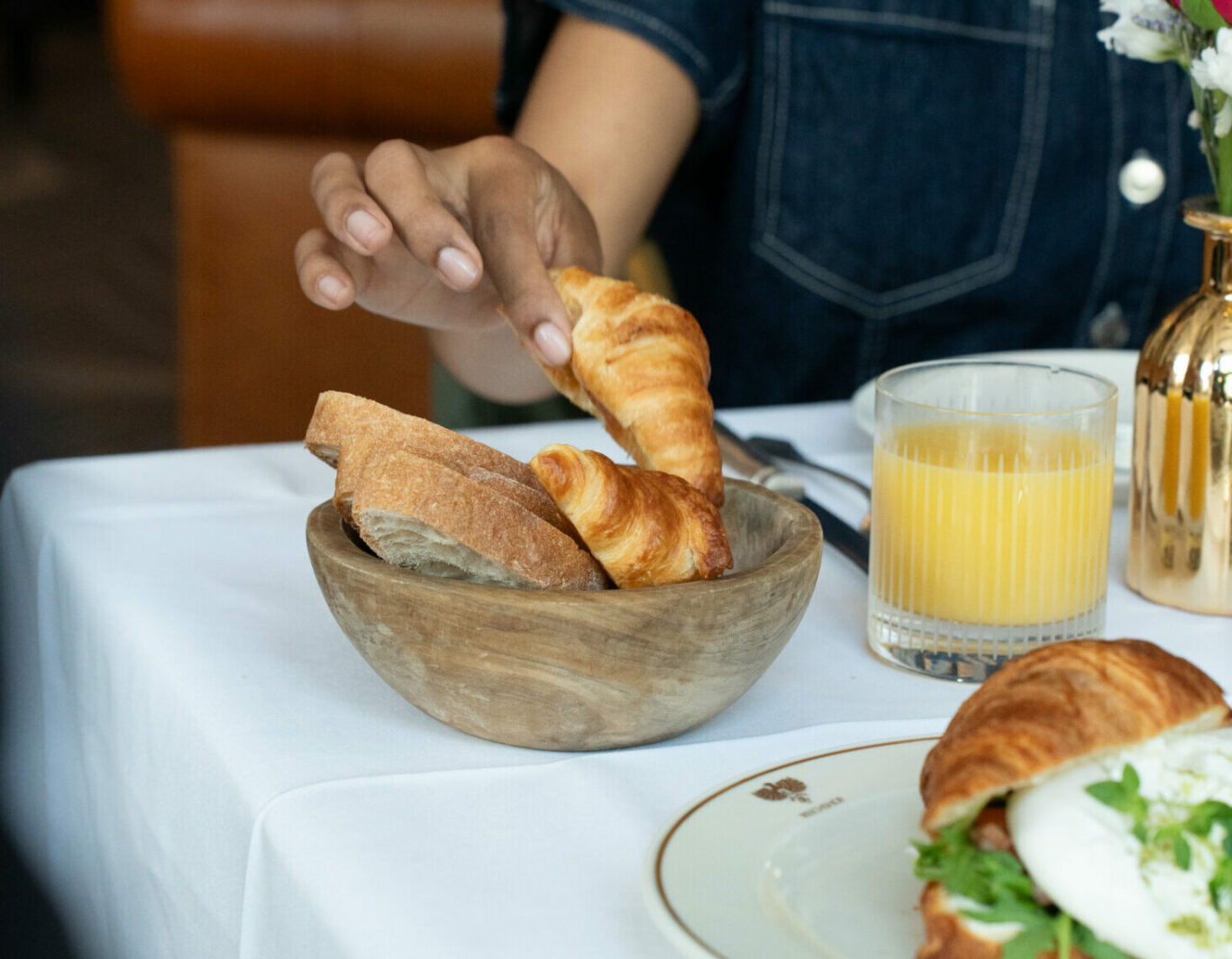 Gast greift nach Croissant im EMIL'S