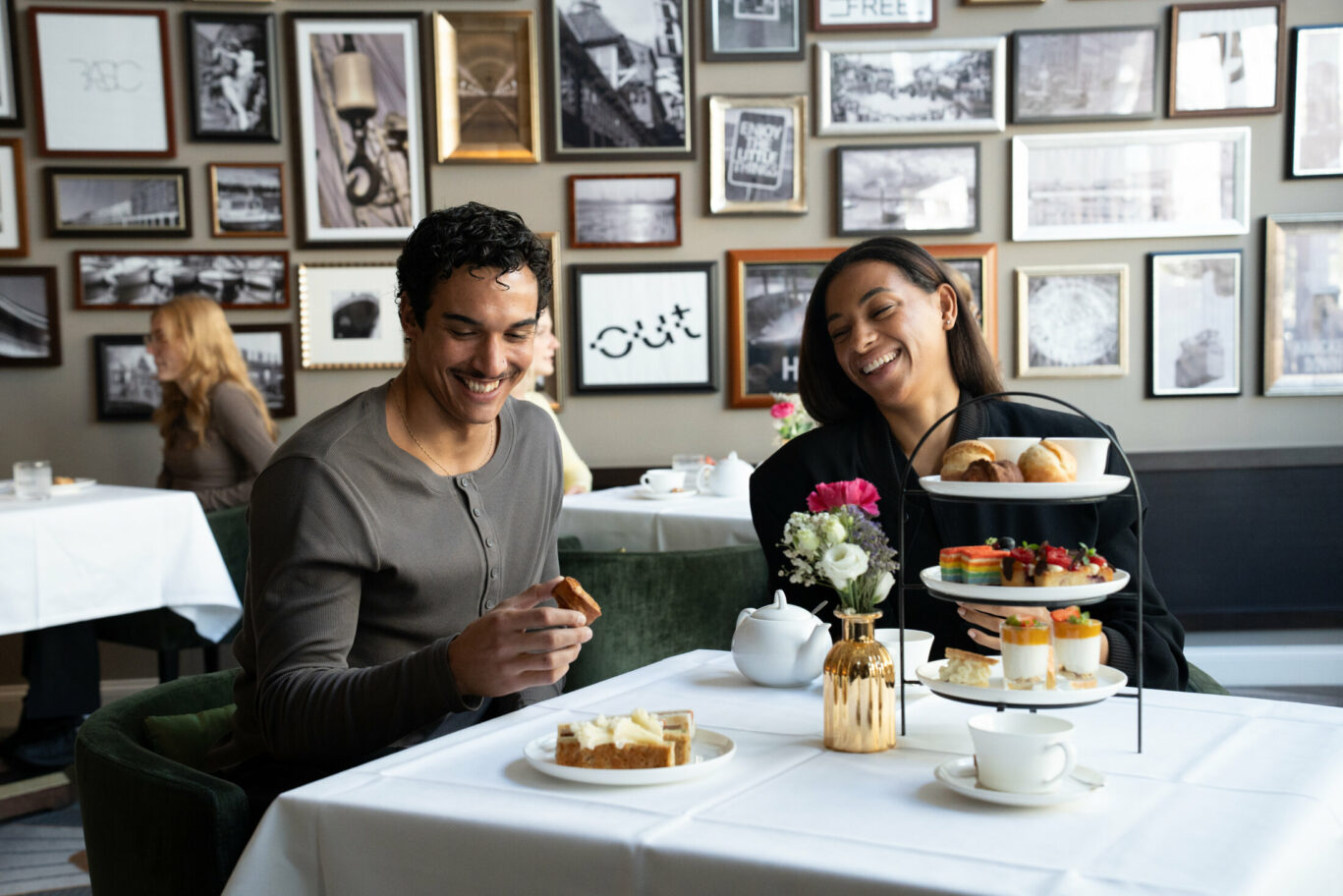 Gäste egneißen Afternoon tea im EMIL'S