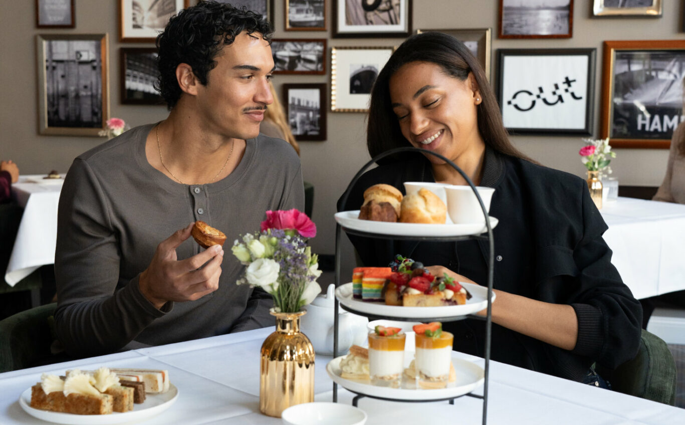 Gäste genießen Afternoon Tea im EMIL'S
