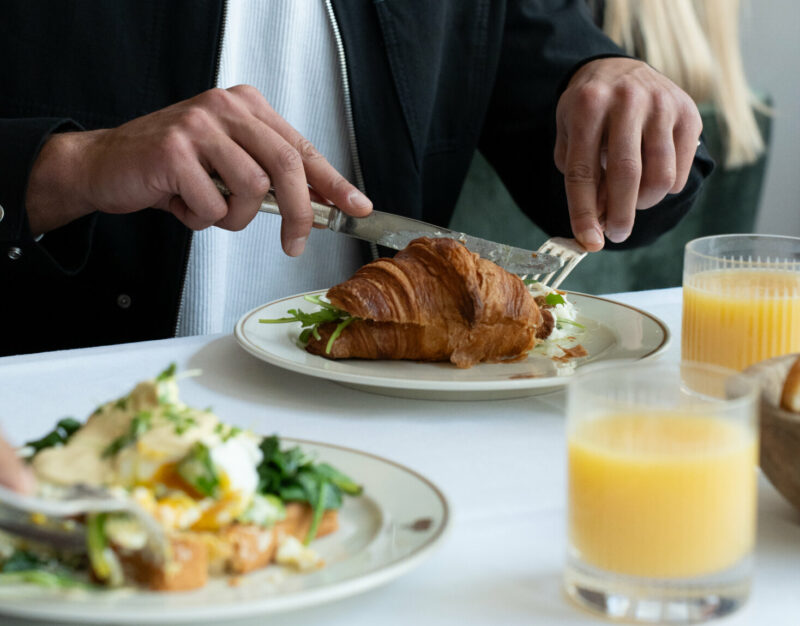 Nahaufnahme Gast beim Frühstück im EMIL'S