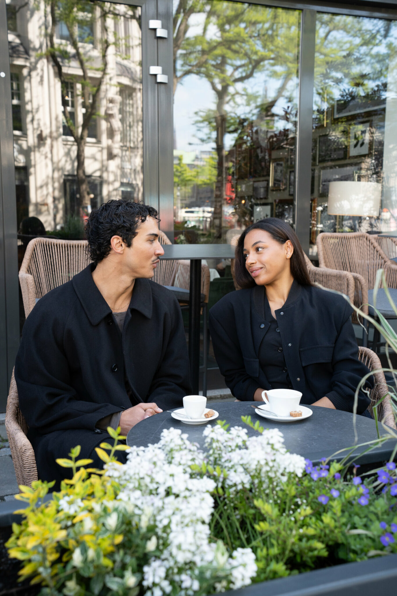 Gäste auf der Terrasse des EMIL'S bei Kaffee