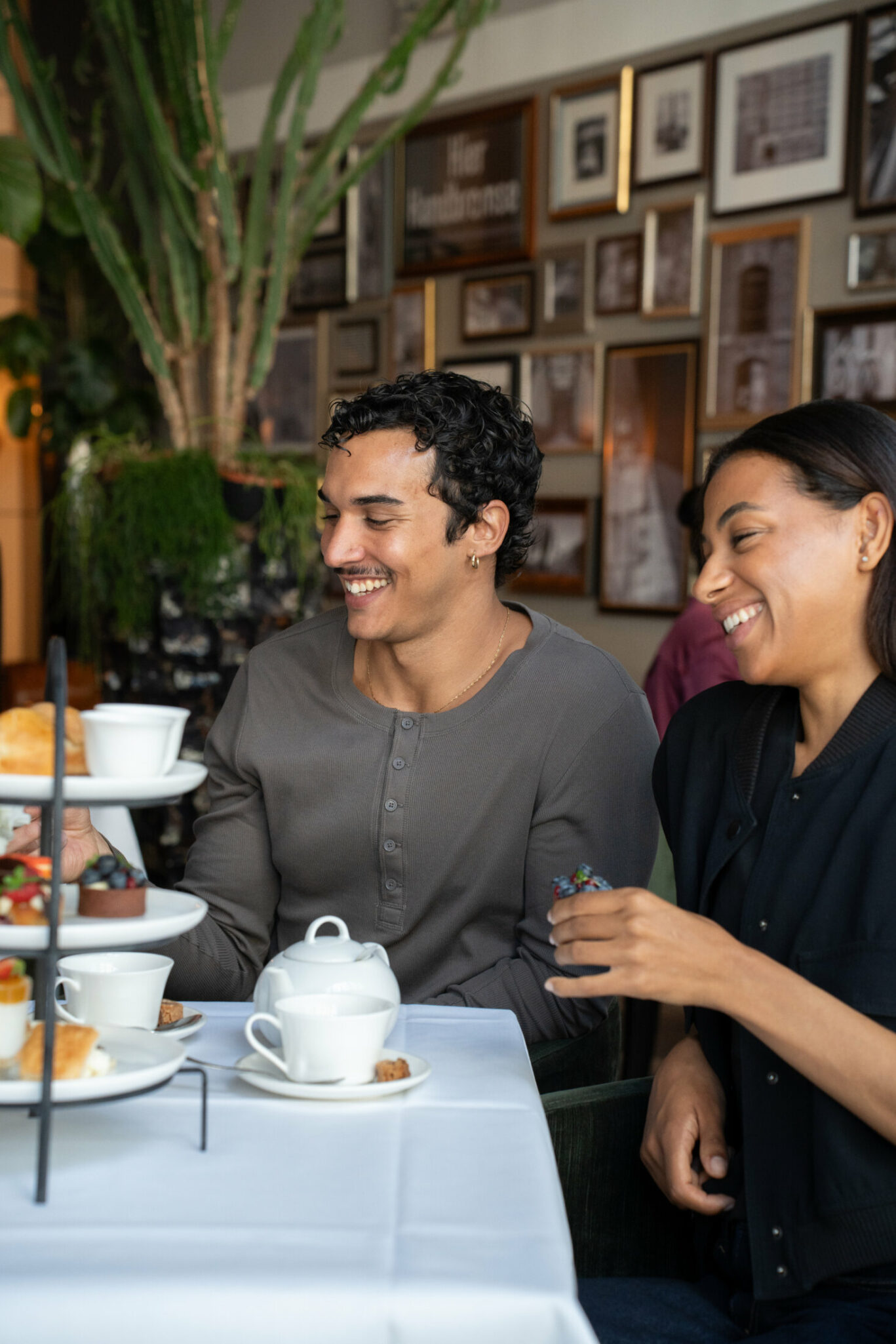 Gäste genießen Afternoon Tea im EMIL'S