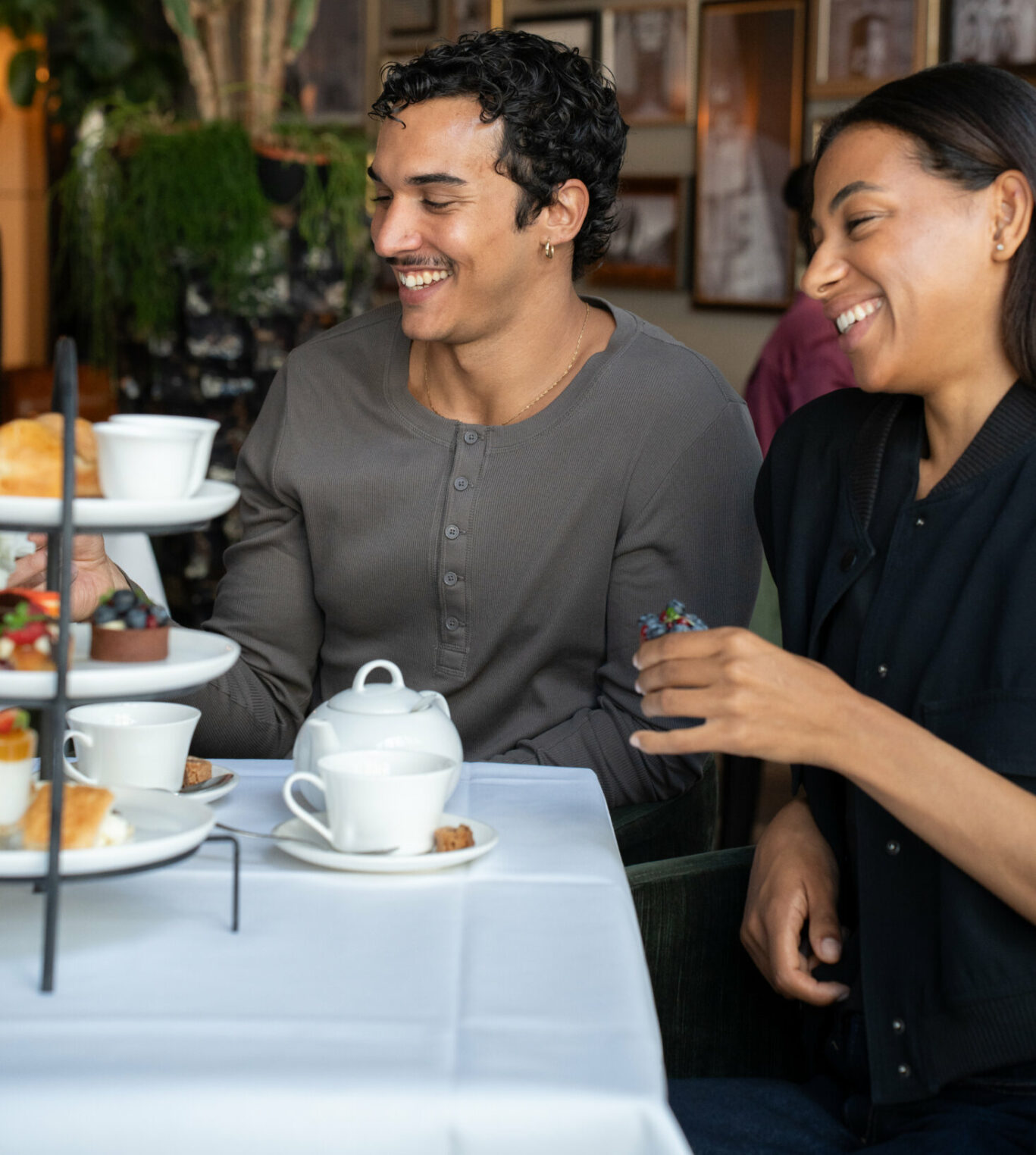 Gäste genießen Afternoon Tea im EMIL'S
