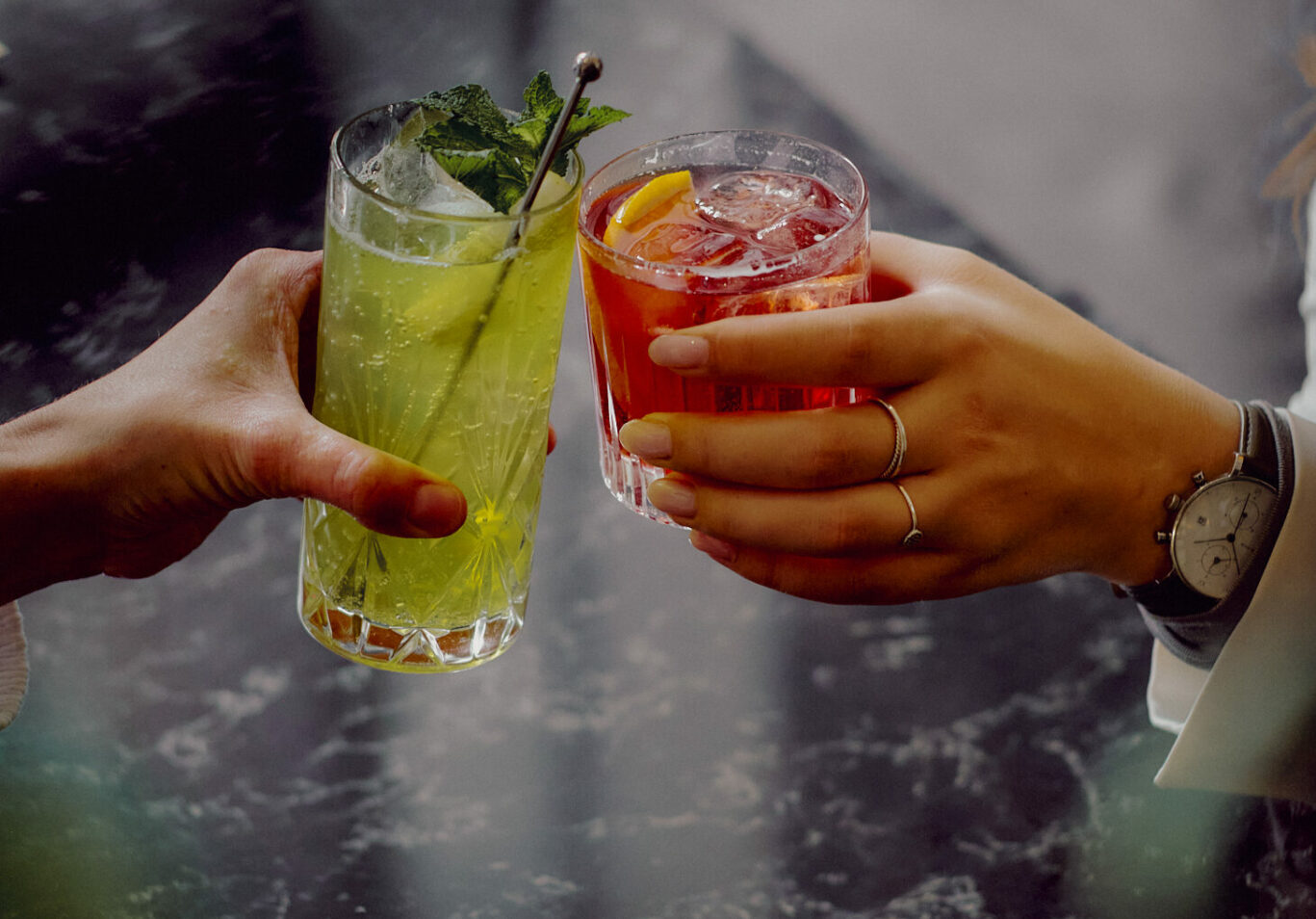 Gäste stoßen mit Cocktails an im EMIL'S