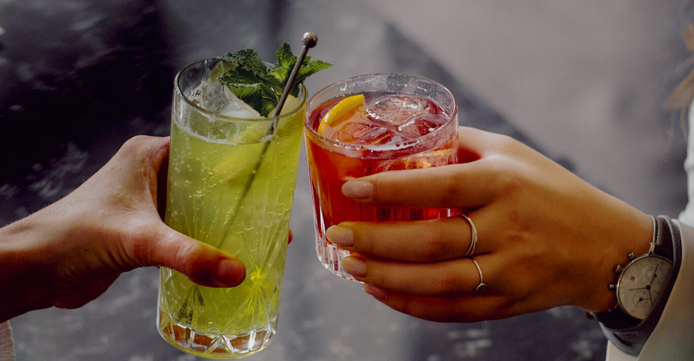 Gäste mit Cocktail in den Händen im EMIL'S