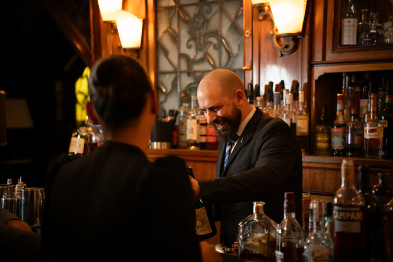 Barkeeper mixt Cocktails für Gäste an der Bar