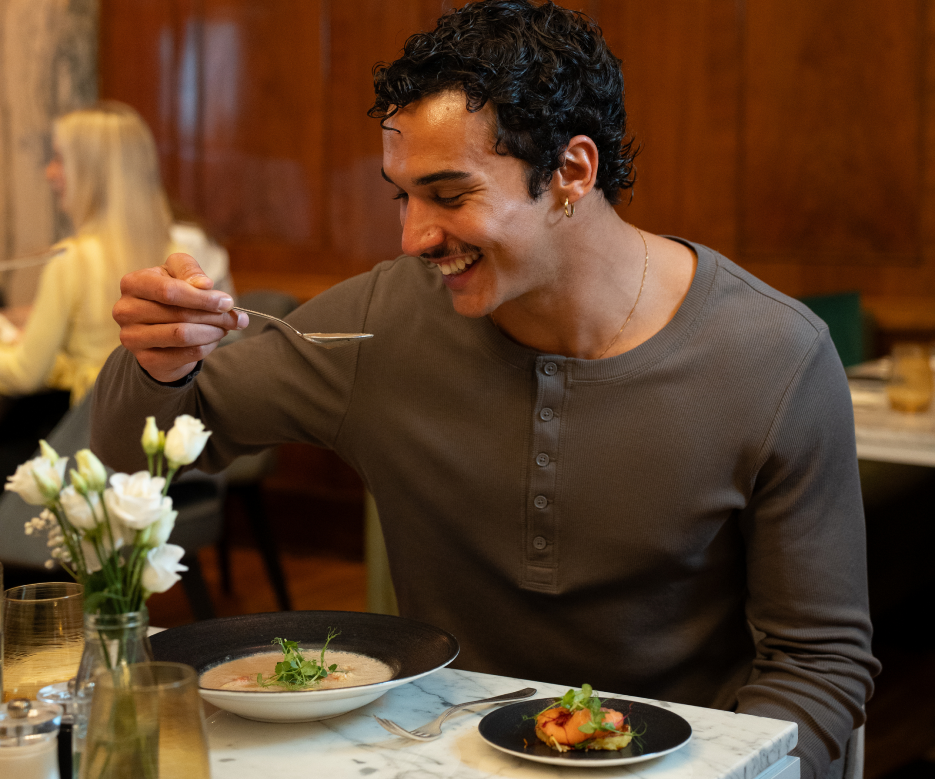 Gast genießt Abendessen im Stadt Restaurant