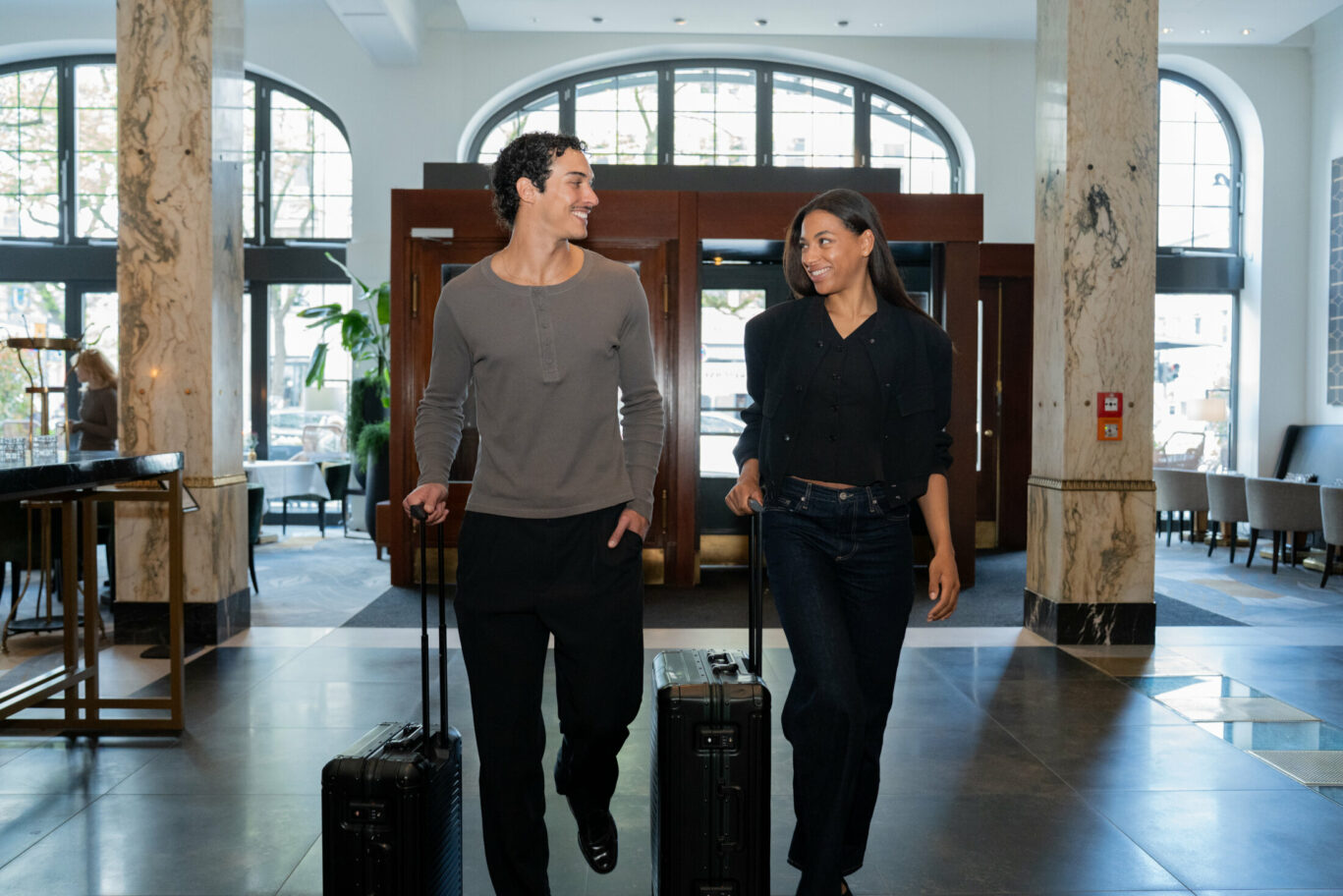 Gäste kommen mit Koffern in die Reichshof Lobby