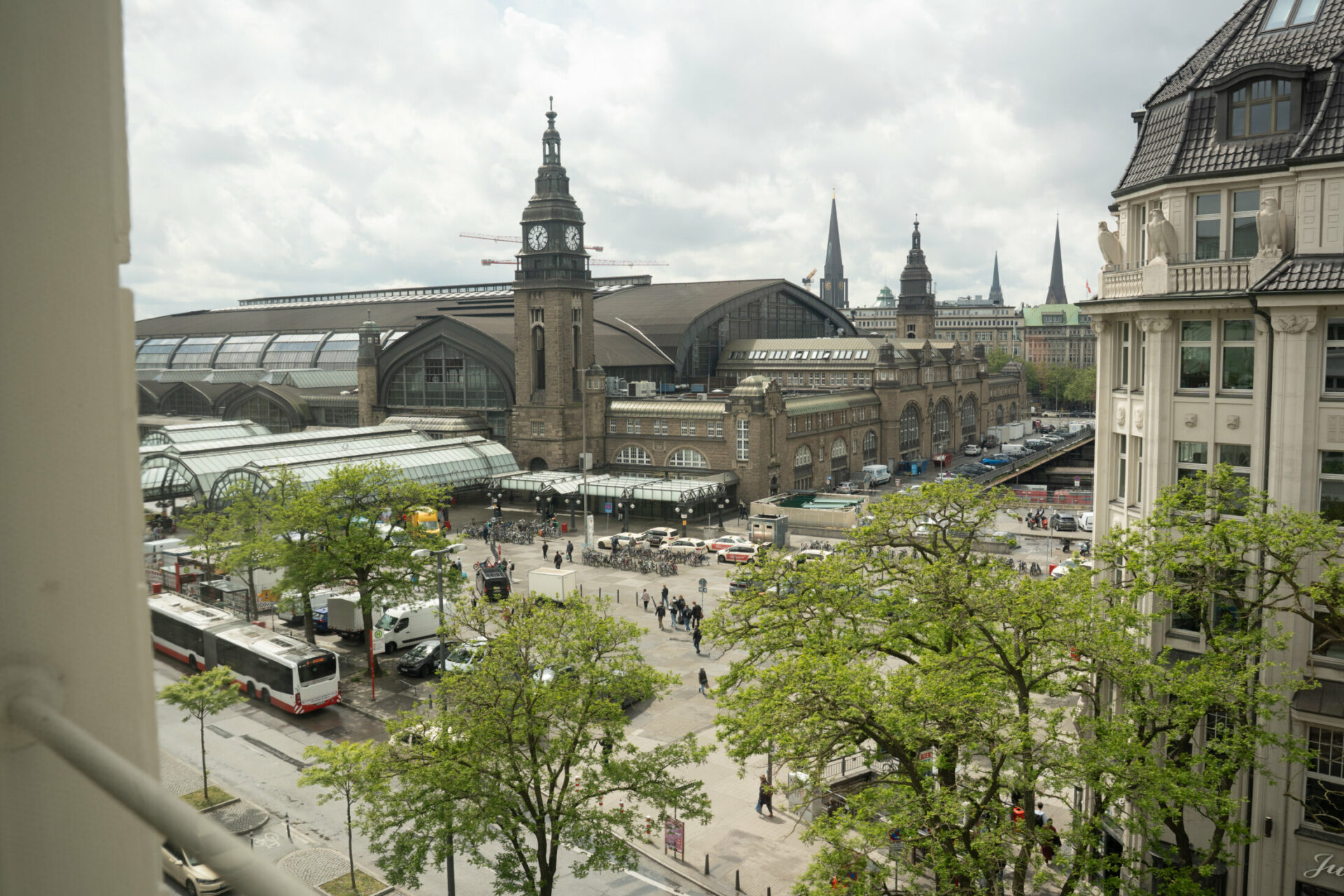 Reichshof Hamburg-Room-Landscape-View Kirchenalle-Close up Hauptbahnhof-1