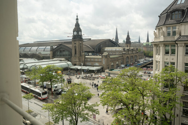 Reichshof Hamburg-Room-Landscape-View Kirchenalle-Close up Hauptbahnhof-1