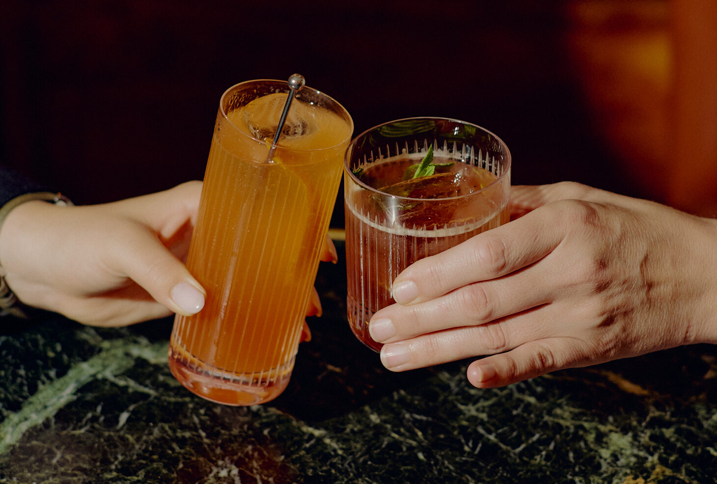Nahaufnahme von Cocktails in Händen