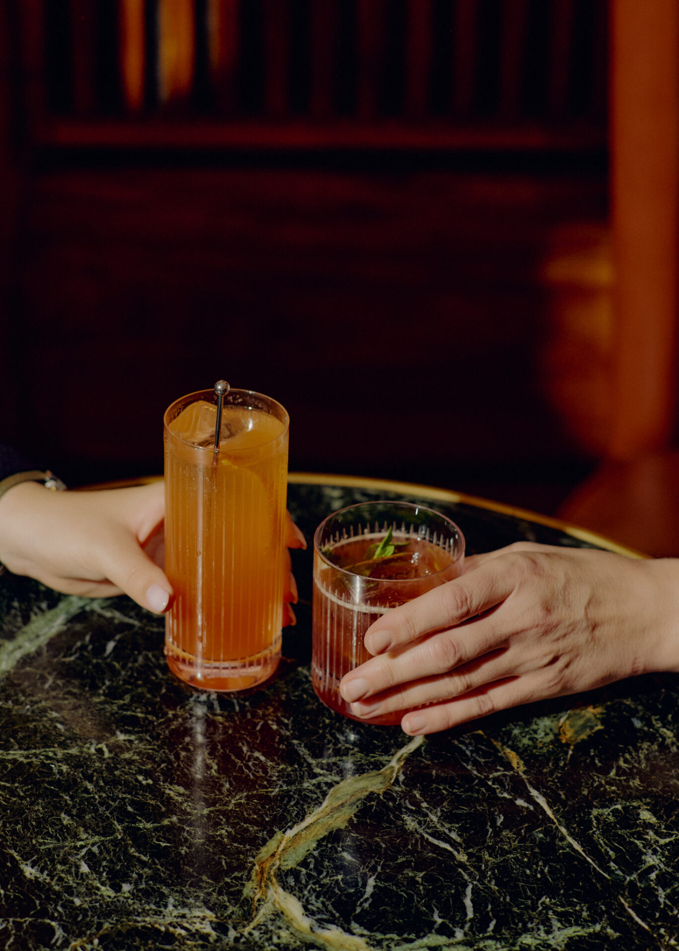 Nahaufnahme Hände mit Cocktails