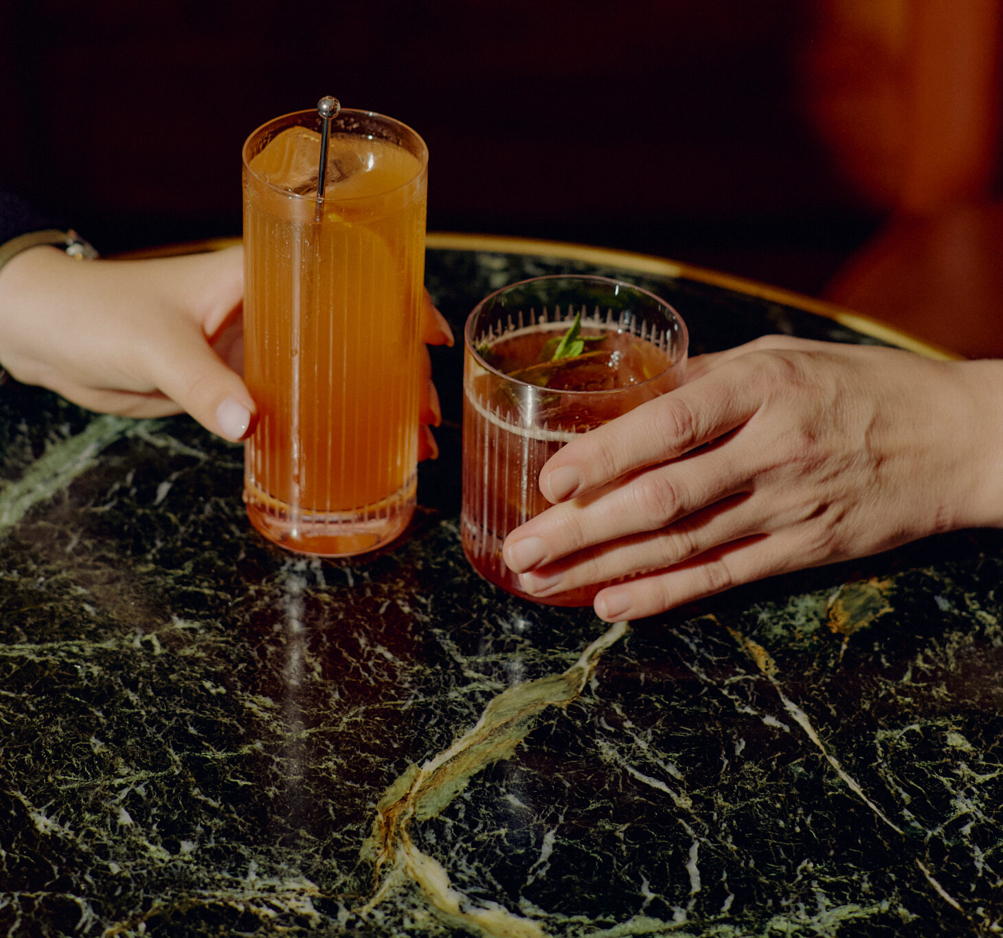 Nahaufnahme Hände mit Cocktails