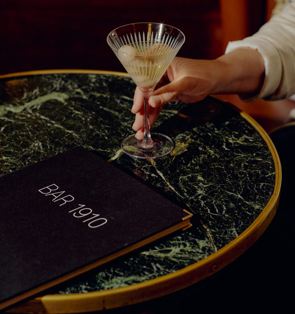Cocktail in Bar 1910