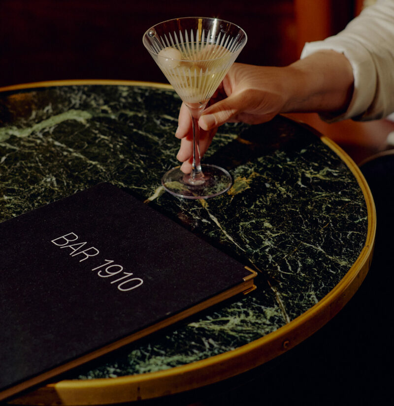 Cocktail in Bar 1910