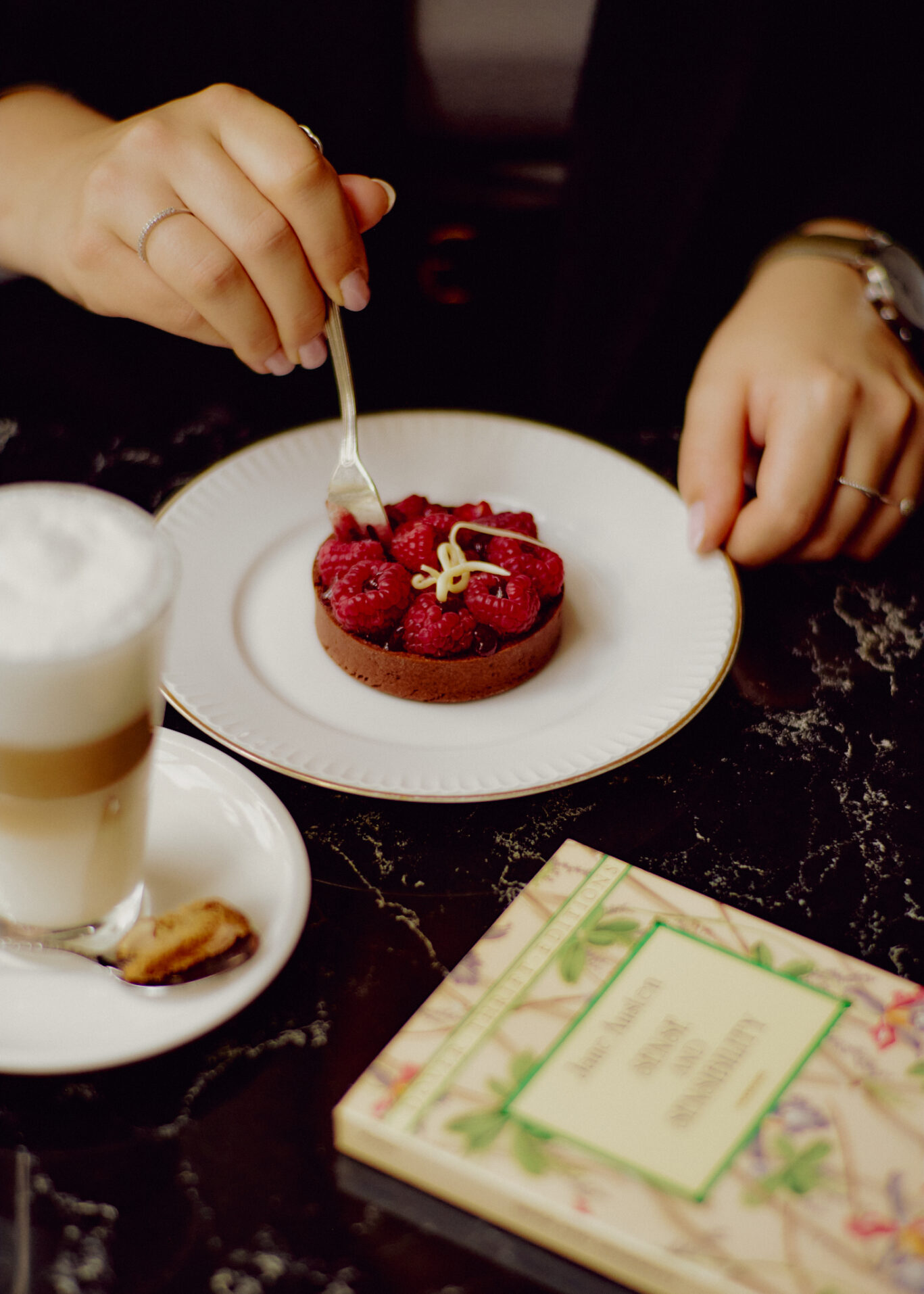 Closeup Gast bei Kaffee und Kuchen