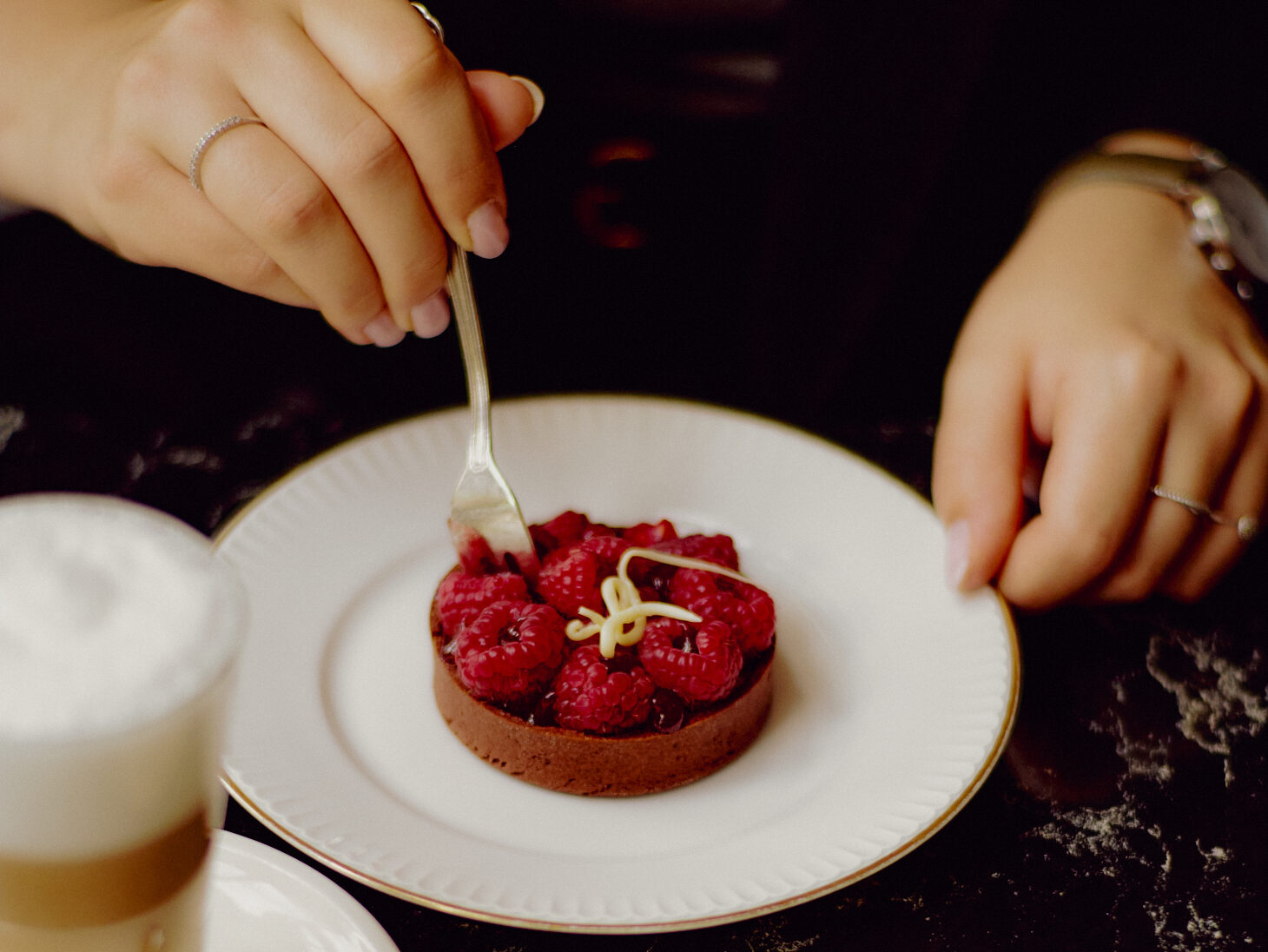 Closeup Gast bei Kaffee und Kuchen