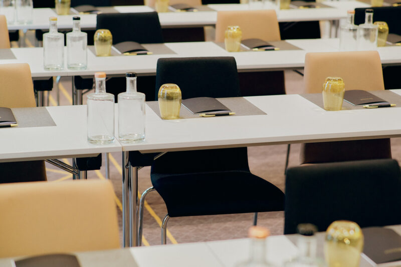 Nahaufnahme Tischreihe mit Stühlen und Meeting Setup im Reichshof Hamburg