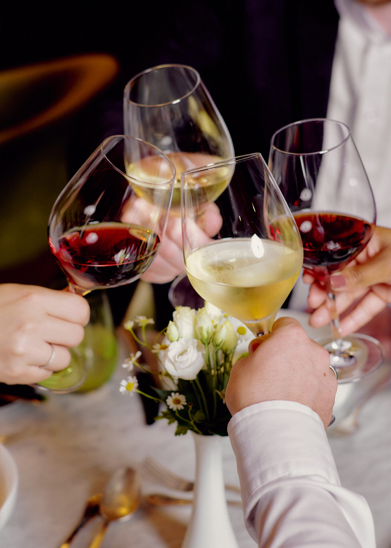 Gäste stoßen mit Wein an im Restaurant des Reichshof Hamburg