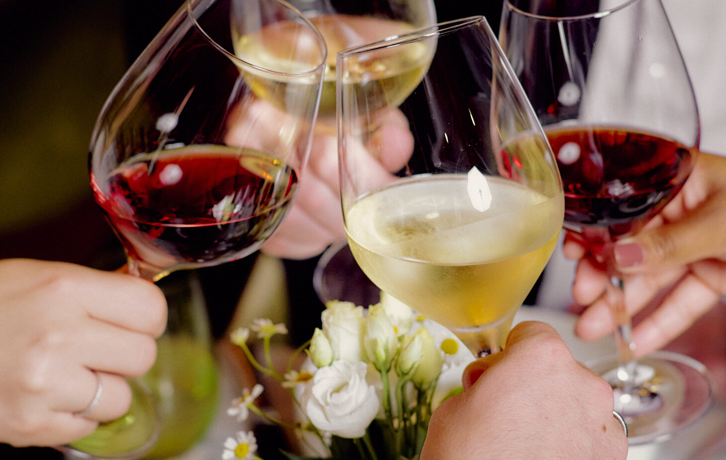 Gäste stoßen mit Wein an im Restaurant des Reichshof Hamburg